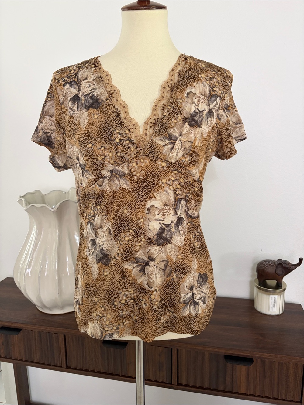 NWOT Emma James Brown‎ Floral V-Neck Lace Trim Blouse